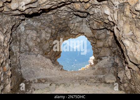 Da una scappatoia si possono ammirare i tunnel del Monte Lagazuoi, costruiti durante la prima guerra mondiale, le Alpi dolomitiche del Tirolo meridionale Foto Stock