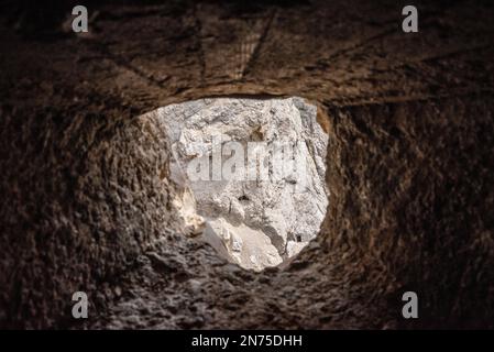 Da una scappatoia si possono ammirare i tunnel del Monte Lagazuoi, costruiti durante la prima guerra mondiale, le Alpi dolomitiche del Tirolo meridionale Foto Stock