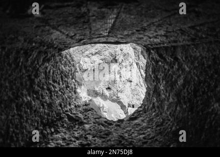 Da una scappatoia si possono ammirare i tunnel del Monte Lagazuoi, costruiti durante la prima guerra mondiale, le Alpi dolomitiche del Tirolo meridionale Foto Stock