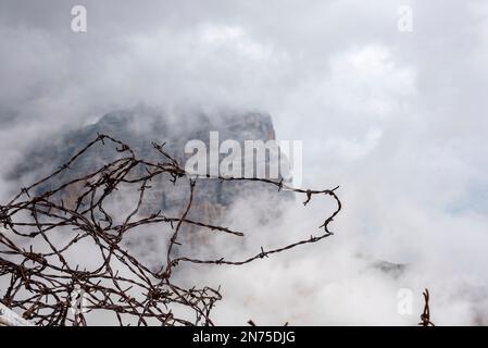 Antiche trincee e filo spinato alla fortificazione del Monte Lagazuoi, costruita durante la prima guerra mondiale, provincia autonoma del Tirolo del Sud Foto Stock