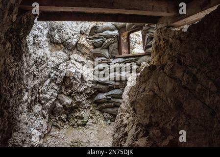 Antiche trincee e filo spinato alla fortificazione del Monte Lagazuoi, costruita durante la prima guerra mondiale, provincia autonoma del Tirolo del Sud Foto Stock