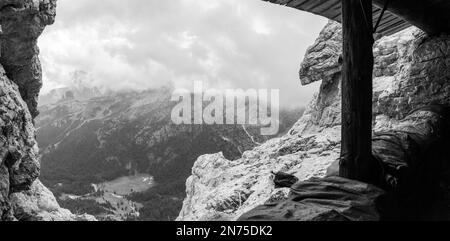 Antiche trincee e filo spinato alla fortificazione del Monte Lagazuoi, costruita durante la prima guerra mondiale, provincia autonoma del Tirolo del Sud Foto Stock