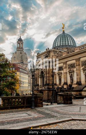 Il centro di Dresda con la cupola dell'iconica chiesa Frauenkirche, in Germania Foto Stock