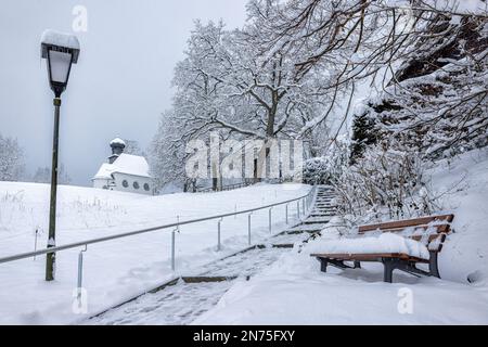 Scale fino alla chiesa luterana, in inverno. Kochel, Baviera, Germania. Foto Stock