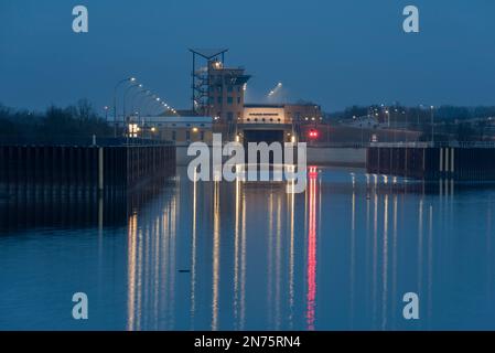 Rothensee Lock, collega l'Elba con il canale Mittelland, Magdeburgo, Sassonia-Anhalt, Germania Foto Stock