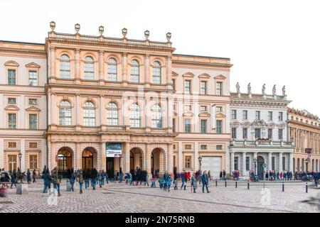 Vista del Museo Barberini di Potsdam con un afflusso di visitatori-esposizione multipla Foto Stock