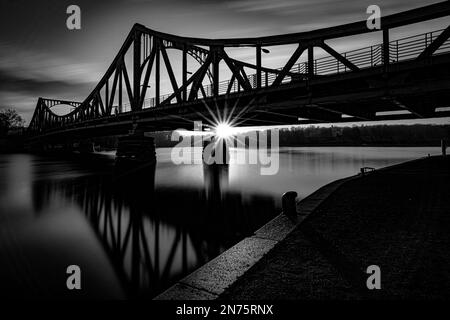 Ponte Glienicke in bianco e nero, lunga esposizione all'alba Foto Stock