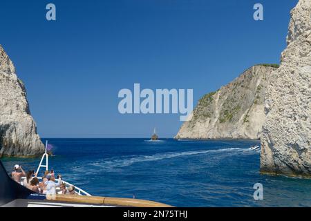 Formazioni rocciose di fronte alle grotte di Agalas, all'isola di Zante, alle isole IONIE, al Mar Mediterraneo, alla Grecia Foto Stock