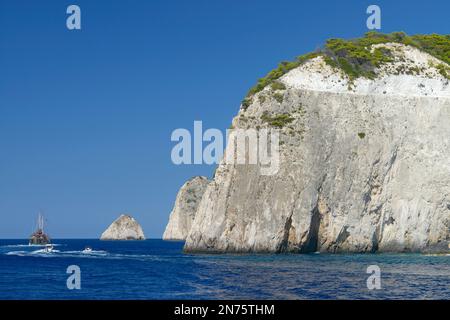 Formazioni rocciose di fronte alle grotte di Agalas, all'isola di Zante, alle isole IONIE, al Mar Mediterraneo, alla Grecia Foto Stock