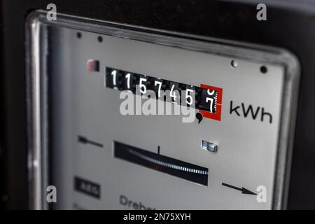Contatore elettrico nel seminterrato, lettura contatore, sfocatura, dettaglio, immagine icona, costo dell'energia, consumo di elettricità, Foto Stock
