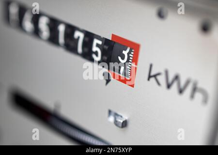 Contatore elettrico nel seminterrato, lettura contatore, sfocatura, dettaglio, immagine icona, costo dell'energia, consumo di elettricità, Foto Stock