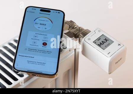 Apple iPhone, display, FRITZ! App Smart Home, radiatore, termostato radiatore WLAN FRITZ! DECT 302, il display mostra MAX, sfondo bianco, immagine icona, smartphone per il controllo del riscaldamento, casa intelligente, rete, digitale, Foto Stock