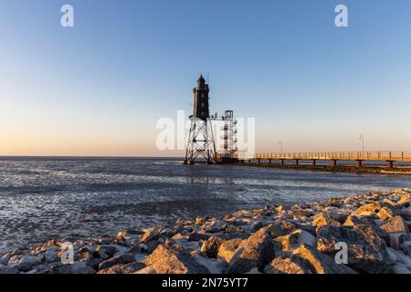 Sole serale al faro di Obereversand, bassa marea, Dorum-Neufeld, distretto di Cuxhaven, bassa Sassonia, Foto Stock