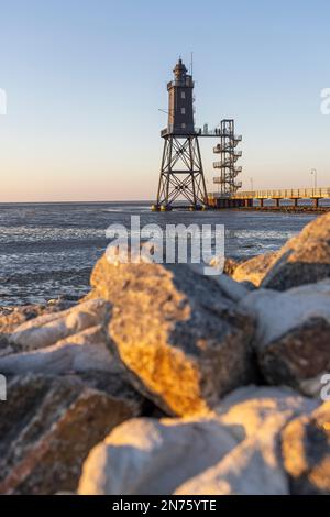 Sole serale al faro di Obereversand, bassa marea, Dorum-Neufeld, distretto di Cuxhaven, bassa Sassonia, Foto Stock