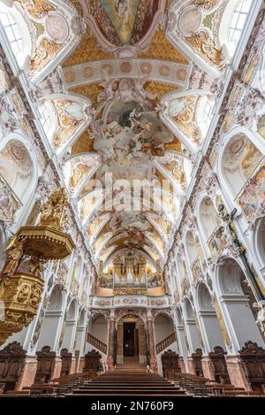 Germania, Baviera, Freising, DOMBERG, Cattedrale di St Maria e St. Korbinian, pulpito dell'altare principale e affreschi del soffitto Foto Stock