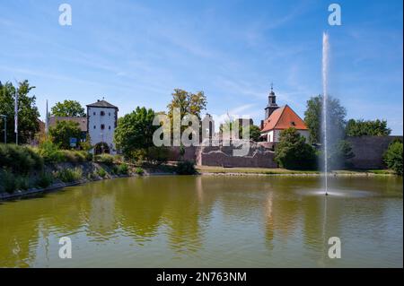 Germania, Assia, Dreieichenhain, centro storico di Dreieichenhain, castello di Hayn, Rovine del castello a Dreieichenhain, stagno del castello Foto Stock