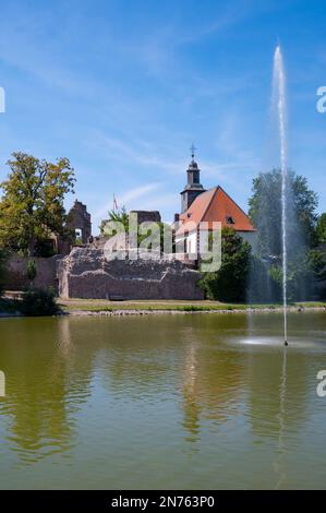 Germania, Assia, Dreieichenhain, centro storico di Dreieichenhain, castello di Hayn, Rovine del castello a Dreieichenhain, stagno del castello Foto Stock