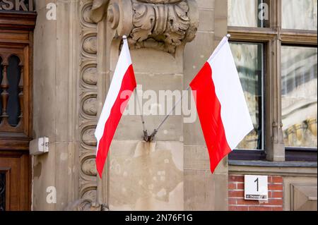 DANZICA, POLONIA - 30 LUGLIO 2022: Due bandiere polacche su un edificio a Danzica, Polonia Foto Stock