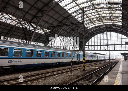 PRAGA, REPUBBLICA CECA - 13 NOVEMBRE 2022: Vagoni e treno della compagnia di trasporto Ceske Drahy (Ferrovie ceche) a Praha Hlavni Nadrazi treno principale Foto Stock