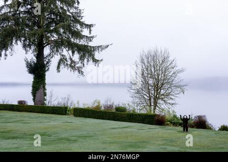 Quinault, Washington, Stati Uniti. Foggy Quinault Lake la mattina presto come visto dai terreni del Quinault Lodge Foto Stock