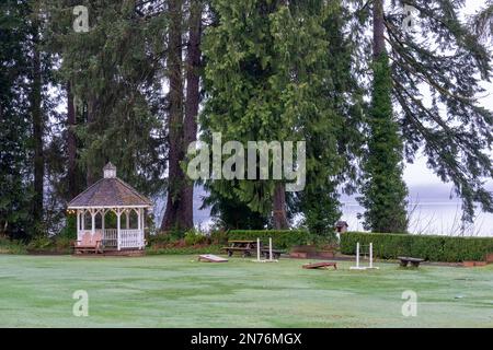 Quinault, Washington, Stati Uniti. Gazebo e area giochi di fronte al lago Quinault la mattina presto, visto dal parco del Quinault Lodge Foto Stock