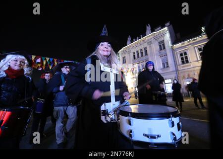 Le persone mascherate partecipano alla cerimonia di apertura del Carnevale di Samobor del 197th il 10 febbraio 2023, a Samobor, in Croazia. Il Carnevale di Samobor è uno dei carnevali più antichi della Croazia. Foto: Emica Elvedji/PIXSELL Foto Stock