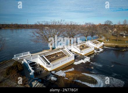 Vista del lago Argyle e delle cascate di Babilonia Long Island con formazione di ghiaccio a causa del sole zero temperature nel febbraio 2023. Foto Stock