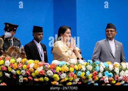 Kathmandu, Nepal. 10th Feb, 2023. Il 10 febbraio 2023 a Kathmandu, Nepal. La Presidente 'Bidhya Devi Bhandari'(C) saluta verso il membro del parlamento fedrale durante la sua riunione congiunta di cabint con il Comitato di redazione dello Stato al parlamento federale. (Foto di Abhishek Maharjan/Sipa USA) Credit: Sipa USA/Alamy Live News Foto Stock