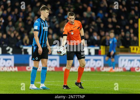 Il Club Jack Hendry e l'arbitro Jan Boterberg hanno fatto foto durante una partita di calcio tra il Club Brugge KV e Royale Union Saint-Gilloise, venerdì 10 febbraio 2023 a Brugge, il 25° giorno della prima divisione del campionato belga della 'Jupiler Pro League' 2022-2023. BELGA FOTO KURT DESPLENTER Foto Stock