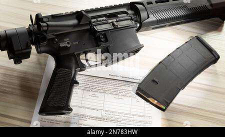 AR-15 e rivista con modulo di controllo background FBI di pubblico dominio Foto Stock