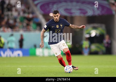 Theo Hernandez di Francia in azione durante la Coppa del mondo FIFA Qatar 2022 partita tra Francia e Polonia al Thumama Stadium. Punteggio finale: Francia 3:1 Polonia. Foto Stock