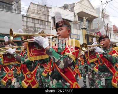 Le forze Armate nazionali indonesiane sfilano sulla strada principale Foto Stock