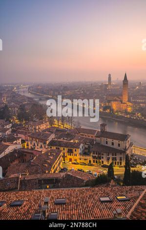 Cry di Verona e il fiume Adige vista aerea, destinazione turistica in Veneto Foto Stock