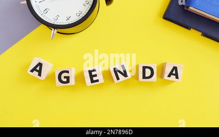 Agenda di parola fatta con blocchi di legno, immagine di riserva, Business e concetto di agenda, piatto Lay. Vista dall'alto. Foto Stock