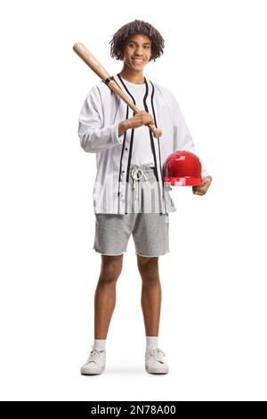 Ritratto completo di un giovane afro-americano che tiene una mazza da baseball e un casco rosso isolato su sfondo bianco Foto Stock