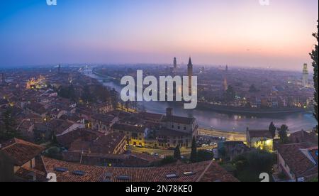 Cry di Verona e il fiume Adige vista aerea, destinazione turistica in Veneto Foto Stock