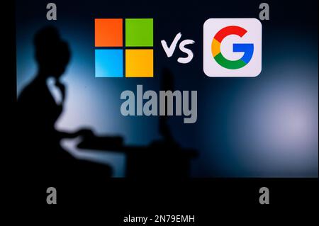 LOS ANGELES, USA, 30 GENNAIO 2023: Microsoft vs Google. Women in Tech: Silhouette solo sviluppatore di software con logo aziendale in background Foto Stock