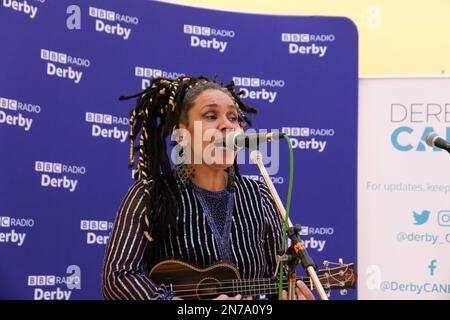 Sue Warren si esibisce al DERBY CAN di Derby UK nel gennaio 2023 Foto Stock