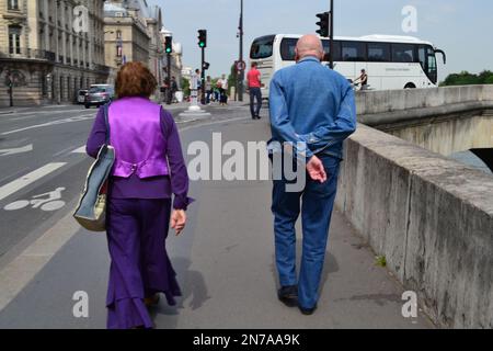 Coppia francese a piedi lungo il sentiero a Parigi accanto al fiume Senna. Foto Stock