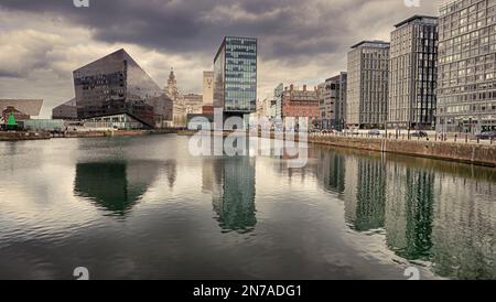 Edifici moderni che compongono il lungomare di Liverpool. Preso dall'Albert Dock guardando giù per il fiume verso il Liver Building. Foto Stock