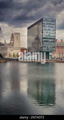 Edifici moderni che compongono il lungomare di Liverpool. Preso dall'Albert Dock guardando giù per il fiume verso il Liver Building. Foto Stock