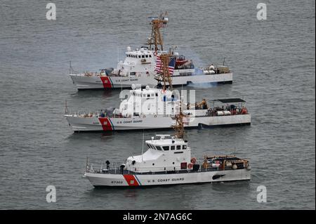 I Cutters della Guardia Costiera Tybee (WPB-1330), Sanibel (WPB-1312) e Hammerhead (WPB-87302) sono in attesa di un incontro nei pressi del faro di Nobska a Falmouth, Massachusetts, il 6 febbraio 2023. Il Tybee e Sanibel saranno smantellati nel 2023 e sono andati per una finale in corso meetup con il Hammerhead. (STATI UNITI Guardia costiera foto di Petty Officer 2nd Classe Ryan L. Noel) Foto Stock