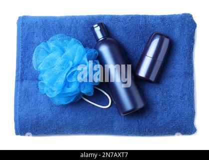 Shampoo, deodorante a rullo, asciugamano e bast wisp isolato su bianco, vista dall'alto. Cosmetici per uomo Foto Stock