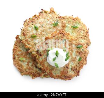 Deliziose frittelle di zucchine con panna acida e cipolla su sfondo bianco, vista dall'alto Foto Stock