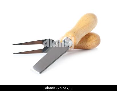 Coltello per pialla e forchetta per formaggio su sfondo bianco Foto Stock