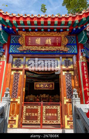 Una foto verticale della facciata del Tempio di Wong Tai Sin, Hong Kong Foto Stock