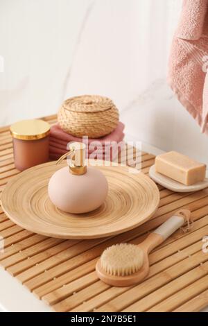 Diversi articoli da toeletta sul piano in legno del bagno Foto Stock