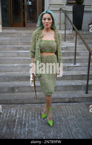 Tina Leung arriva alla sfilata di moda Rodarte durante la New York Fashion Week il 10 febbraio 2023 a New York. Foto Stock