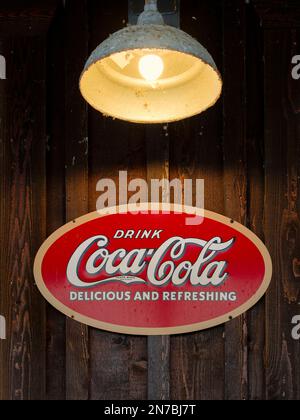 Vintage vecchi o antichi segni pubblicitari Coca-Cola accatchiati sul lato di un edificio nella campagna dell'Alabama. Foto Stock