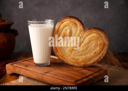 Oreja. Pane dolce messicano fatto con pasta sfoglia, il suo nome deriva dalla sua forma simile a quella delle orecchie, di origine francese, dove è noto come Elefa Foto Stock